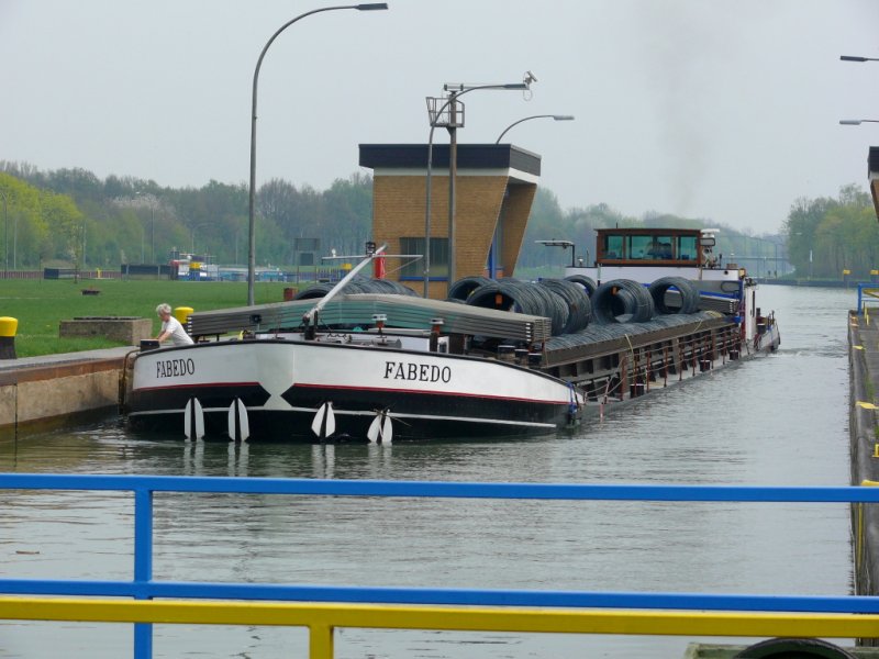  FABEDO  bei der Einfahrt in die kleine Schleuse Ahsen auf dem Wesel-Datteln-Kanal am 12.4.2009