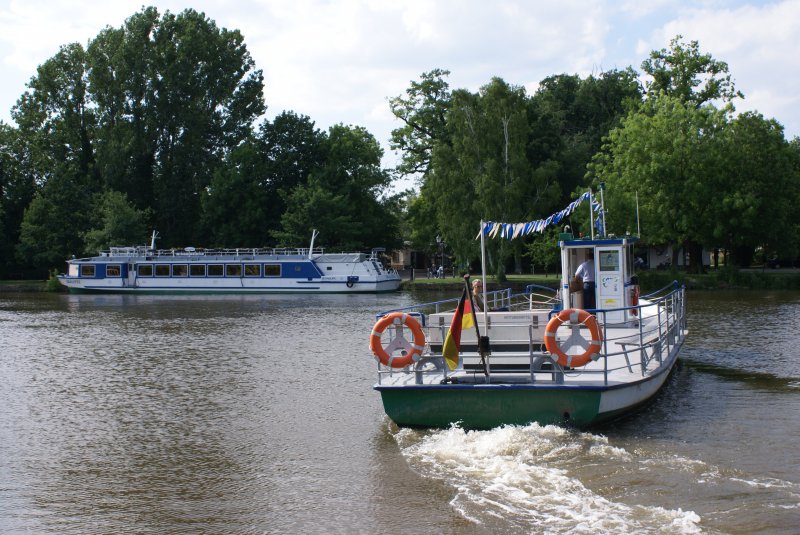 Fähre beim Übersetzen über die Saale in Bernburg. Im Hintergrund das Fahrgastschiff  Saalefee . Mai 2007