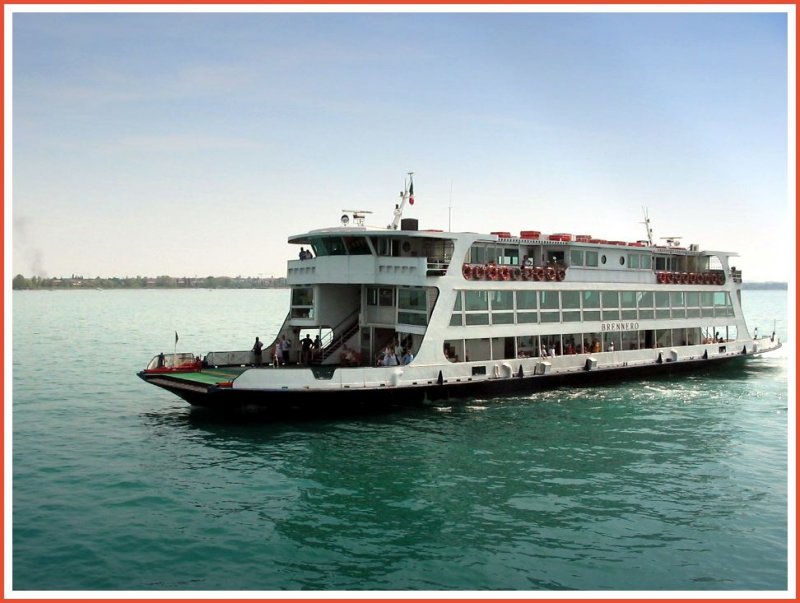 Fhrschiff  Brennero  auf dem Gardasee von Desenzano del Garda nach Sirmione unterwegs. 09.08.03