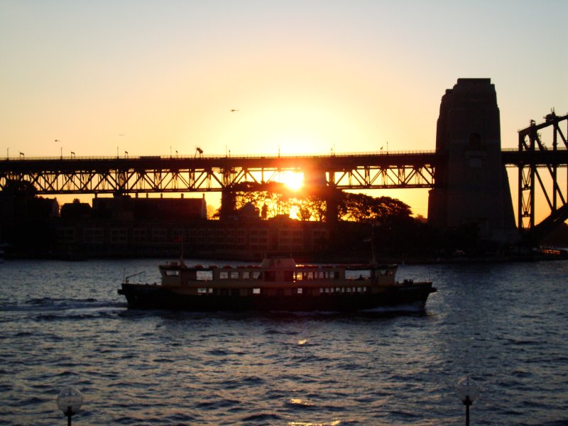 Fhrschiff Lady Northcott verlsst am 15.07.2008 Sydney.Im Hintergrund ist die Harbour-Bridge zu erkennen.