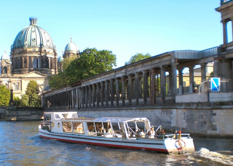 Fahrgastschiff auf der Spree in Berlin-Mitte, 2007