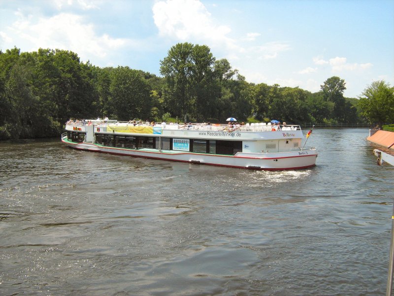 Fahrgastschiff Bellevue dreht auf der Spree oberhalb der Kongerehalle, Sommer 2007