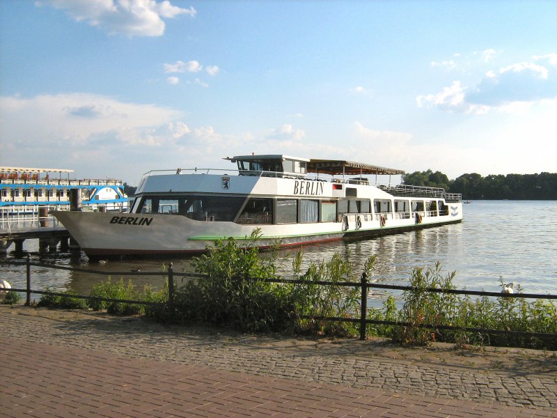 Fahrgastschiff BERLIN auf dem Tegeler See, Anlegestelle Tegel, Juni 2008