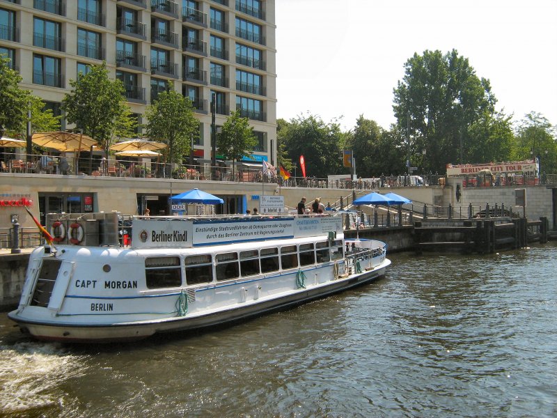 Fahrgastschiff CAPT MORGAN in Berlin-Mitte, Sommer 2007