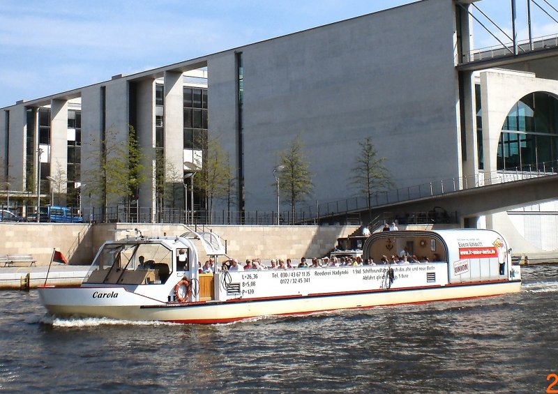 Fahrgastschiff Carola auf der Spree vor dem Kanzleramt, 2007