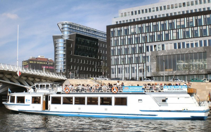 Fahrgastschiff HABICHT auf der Spree in Berlin-Mitte, 2007