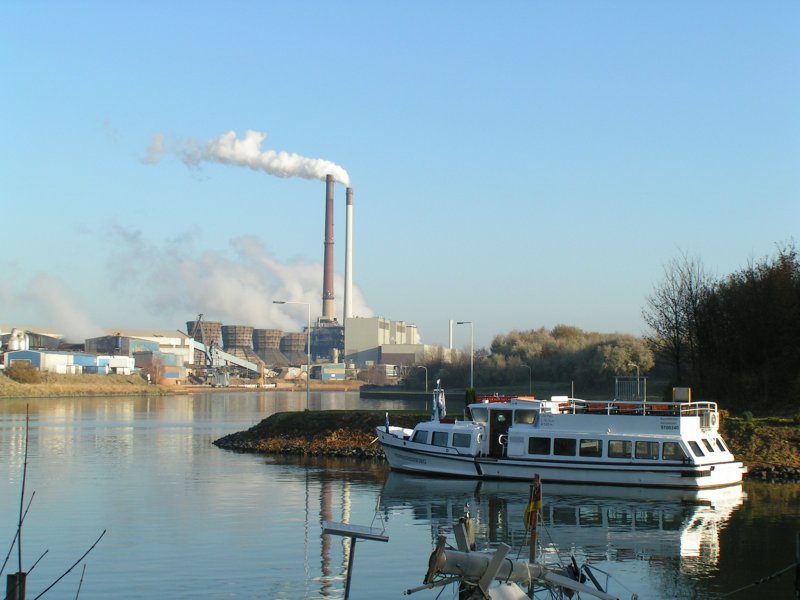 Fahrgastschiff Henrichenburg liegt im Yachthafen vor der alten Schleuse Henrichenburg (in Waltrop!) und wartet auf den nchsten Einsatz. Das Schiff ist rund 18 Meter lang und bietet 100 Personen Platz fr Rundfahrten an. Im Hintergrund bei schnstem Fotografierlicht am 09.11.2003 das Steinkohlekraftwerk Datteln.