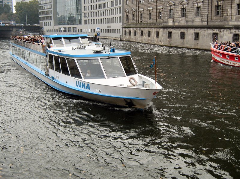 Fahrgastschiff LUNA auf der Spree, Blick vom Spreeufer am Nikolaiviertel, Berlin 12.10.2008