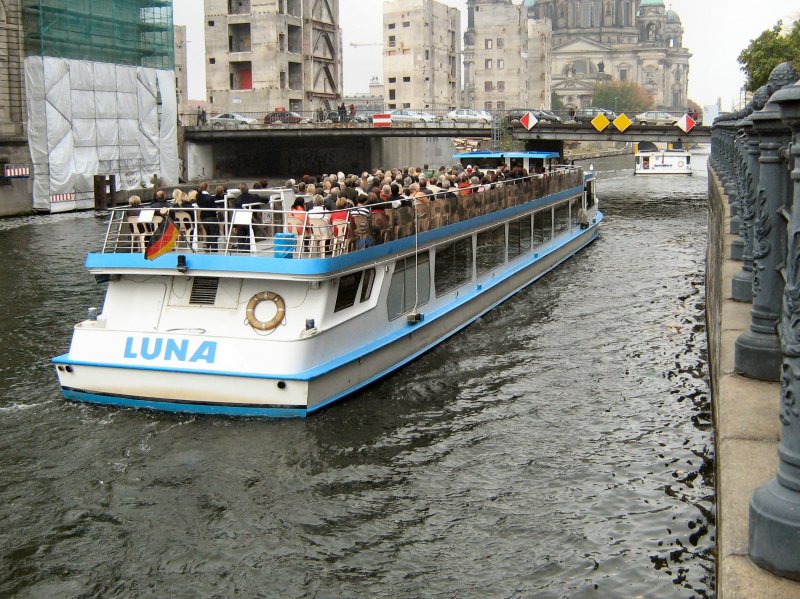 Fahrgastschiff LUNA auf der Spree, im Hintergrund die Ruine des Palstes der Republik, Foto: 12.10.2008