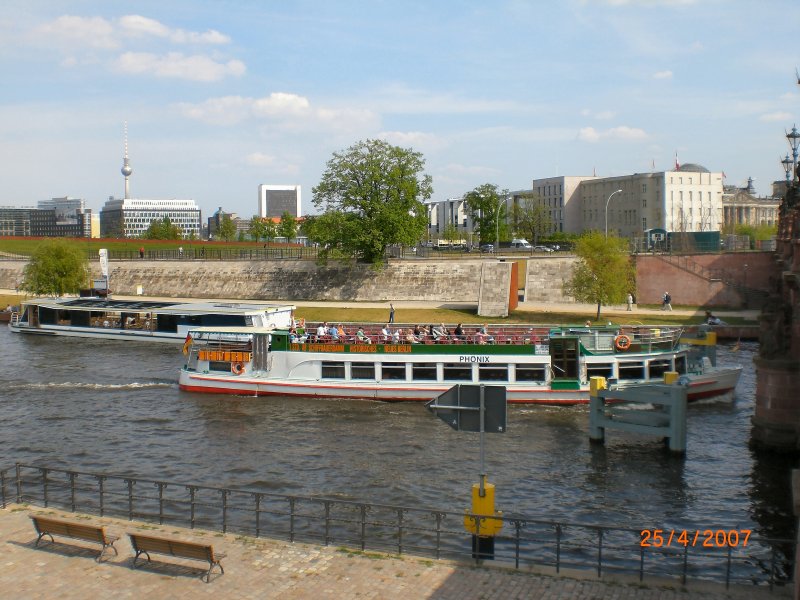 Fahrgastschiff PHNIX, Spree 
BERLIN Sommer 2007