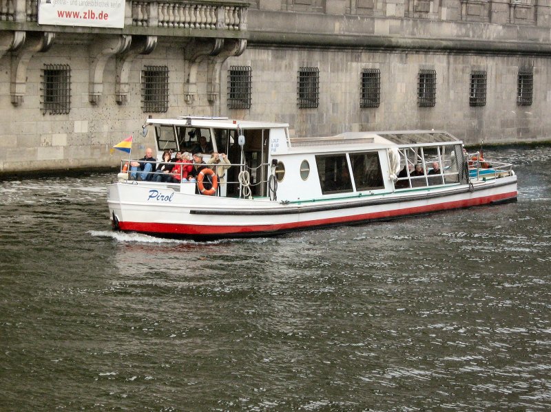 Fahrgastschiff PIROL auf der Spree, Berlin-Mitte, 12.10.2008