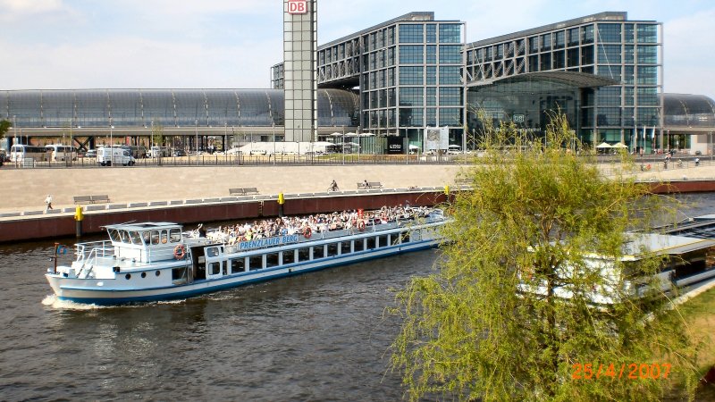 Fahrgastschiff Prenzlauer Berg am Hauptbahnhof Berlin, 2007