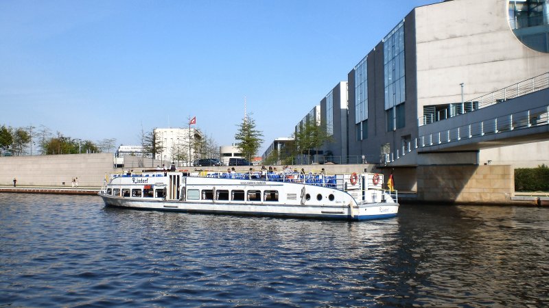 Fahrgastschiff RIXDORF auf der Spree im Regierungsviertel, Sommer 2007