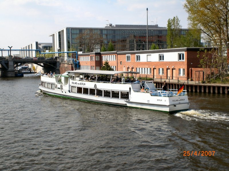 Fahrgastschiff ROLAND VON BERLIN an der ehem. Grenzbergangsstelle fr Schiffe auf der Spree, 2007