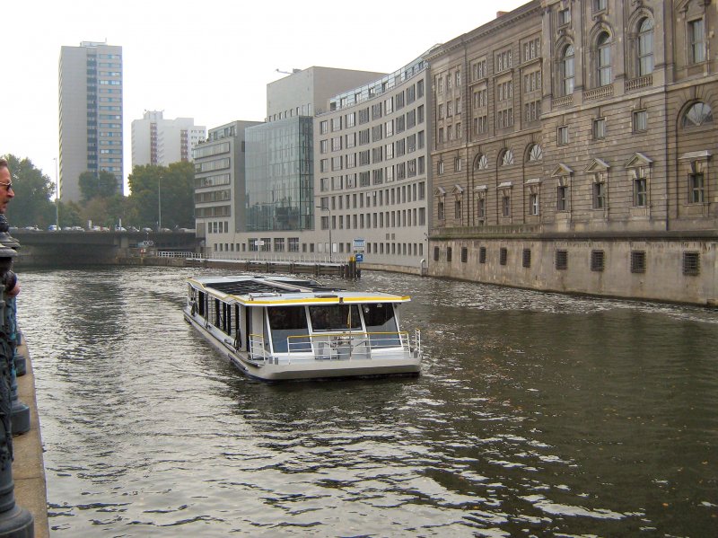 Fahrgastschiff Spree-Blick, vom Spreeufer am Nikolaiviertel, Berlin 12.10.2008