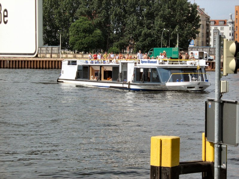 Fahrgastschiff Spree-Diamant auf der Spree,
BERLIN 2007