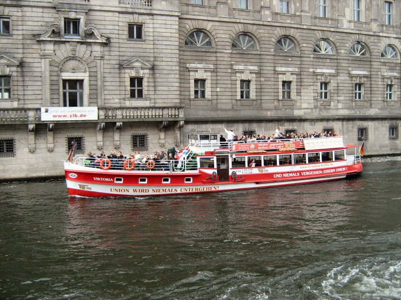 Fahrgastschiff VICTORIA fr die Anhnger von Union Berlin, am 12.10.2008 vom Nikolaiviertel fotografiert