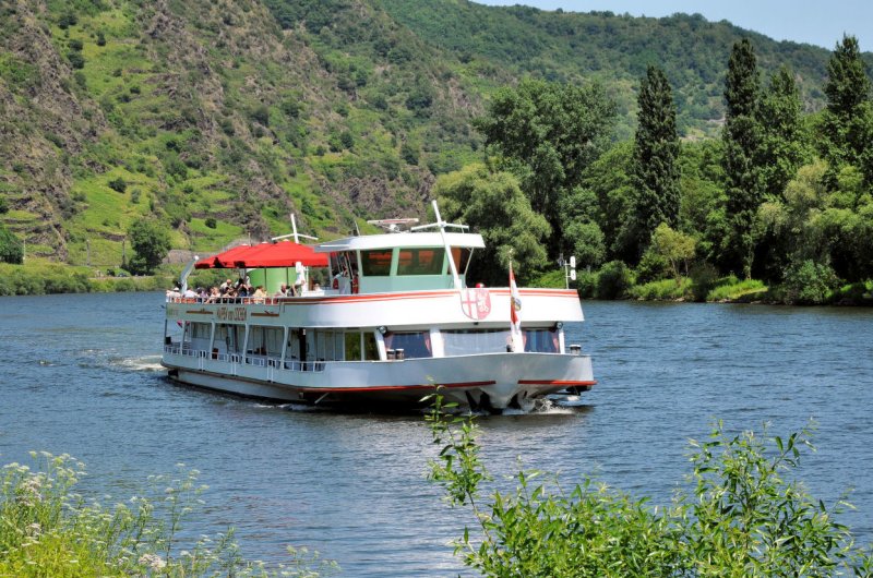 Fahrgastschiff  Wappen von Cochem  auf der Mosel kurz vor`m Anlegen in Klotten - 24.06.2009