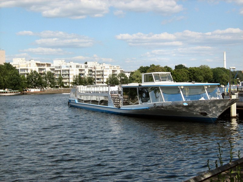 Fahrgatsschiff Brasil auf der Spree, Anlegestelle Treptower Park, Juni 2008