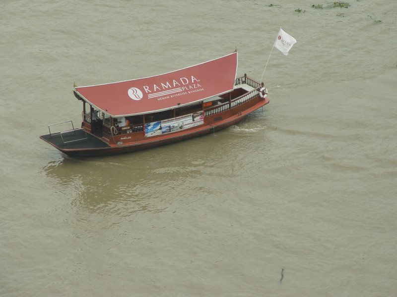 Fast alle grsseren Hotels am Chao Phraya Fluss in Bangkok haben eigene Shuttleboote, um ihre Gste vom Hotel zur Station des Skytrains an der Taksin Brcke zu bringen. Gesehen am 07.07.2009