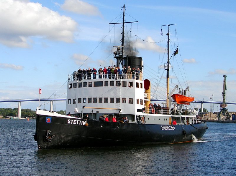 Fast geschafft. Die -Stettin- macht sich zum anlegen bereit.  Stralsund 14.07.08