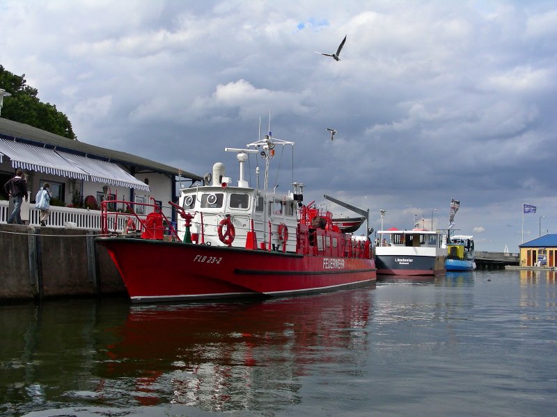 Feuerlschboot der Berufsfeuerwehr Stralsund am neuen Liegeplatz im Stralsunder Hafen am 16.07.08