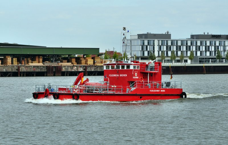  Feuerlschboot Bremen  Bj. 1975 -  Lg.22,35m - Br.6,32m am 06.09.2009
auf der Weser gesehen.