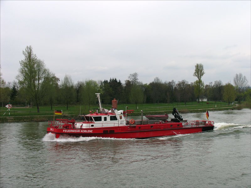 Feuerwehr Koblenz auf der Mosel kurz vor dem Deutschen Eck, 04.04.2008
