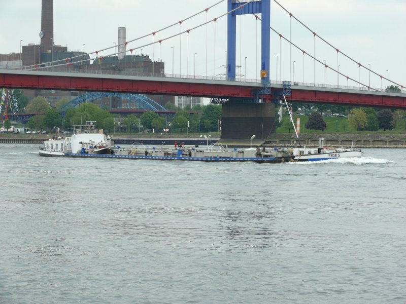  FIDES  Rheinaufwrts fahrend bei Duisburg am 26.4.2009