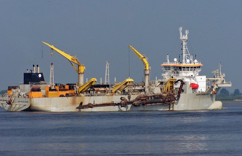  Filippo Brunelleschi  Saugbagger auf der Elbe vor Hamburg.
Saugrohr kurz vor dem Herablassen in die Elbe.