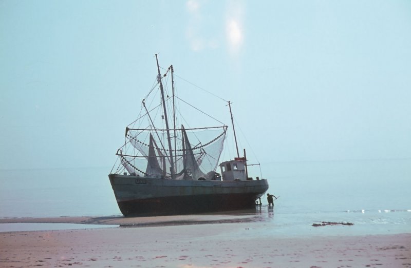 Fischerboot bei Ebbe am Strand von Wyk auf Föhr - 1964 - Scan vom KB-Dia.