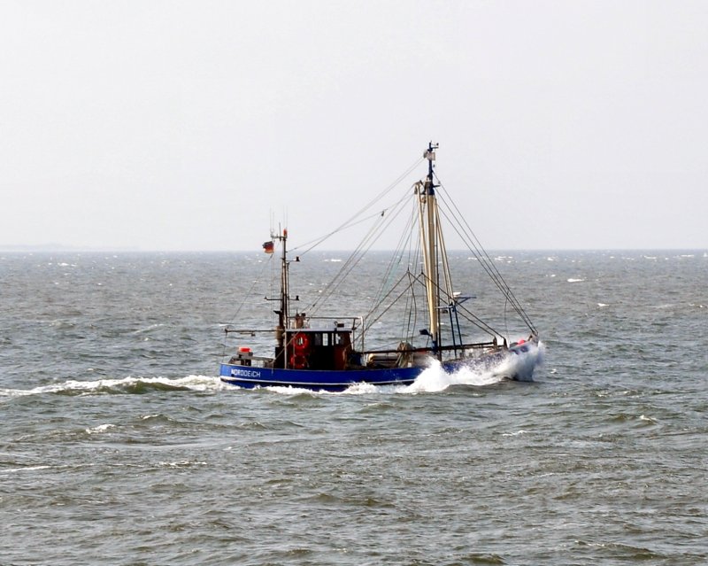 Fischkutter am 20.09.09 auf der Nordsee vor Norderney.