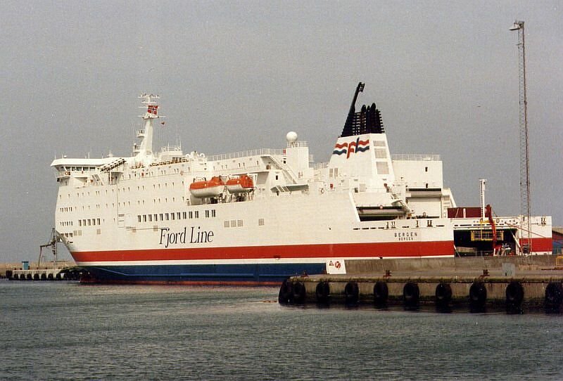 Fjord Line MS  Bergen  am 25.04.1995 im Hafen Hanstholm / Dnemark, ihr nchstes Ziel ist Bergen.