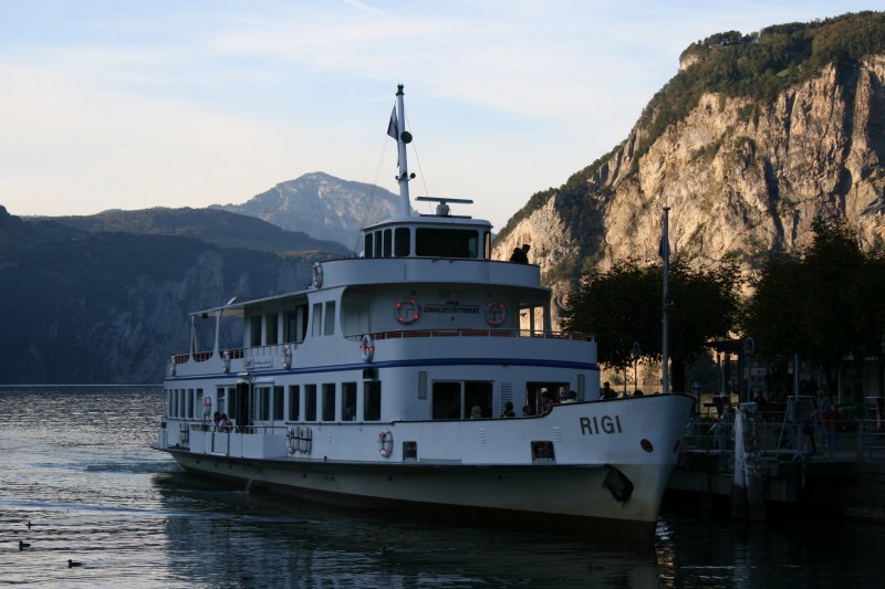 Flelen, 10.10.2006. Whrend MS Rigi, soeben angekommen als Kurs 21, bereits im Schatten steht, scheint die Sonne noch auf die Axenwand. 