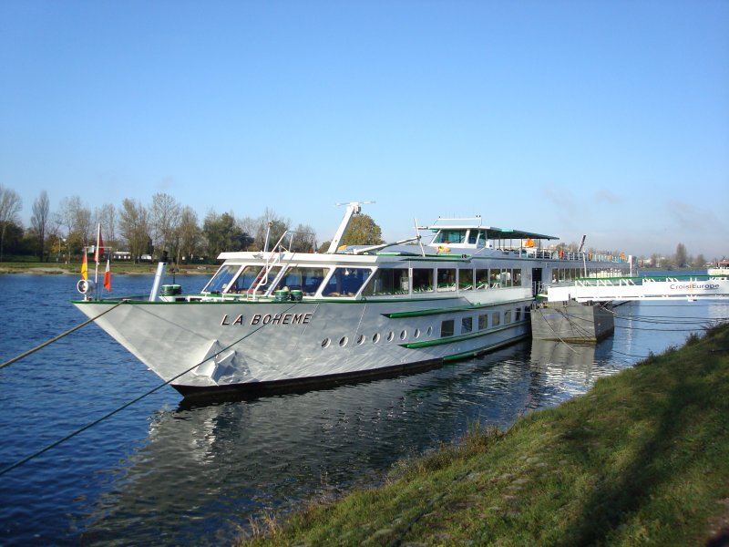 Flusskreuzer  La Boheme ,
der French Cruise Company am Anleger in Breisach am Rhein,
Baujahr 1995, Lnge 110m, Breite 10m, 164 Passagiere,
gesehen 23.10.08