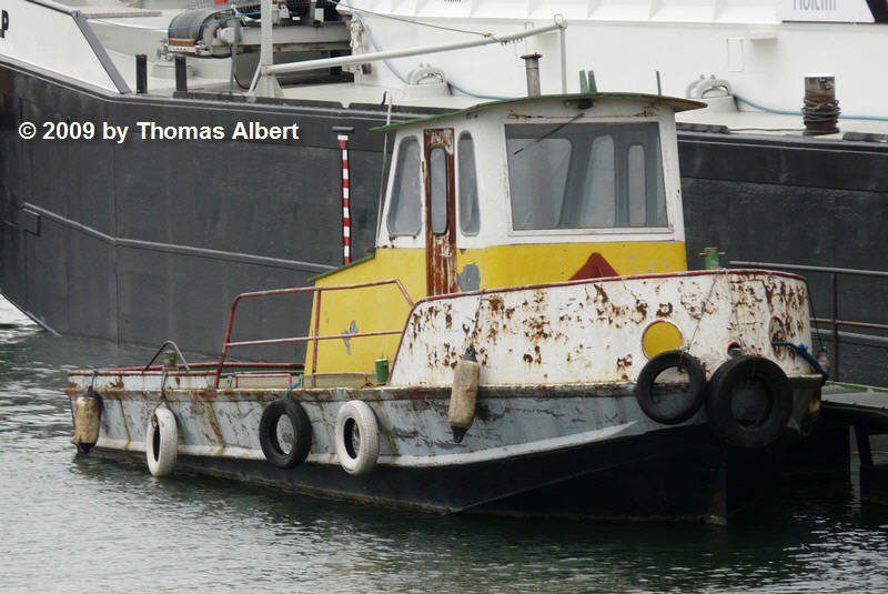 Fotografiert am 22.03.2009 an der Schiffswerft Karcher in Freistett habe ich diesen kleinen Schlepper. Er wird von der Werft bentzt um Schiffe, welche nicht selbst manvrieren knnen, zu verholen.