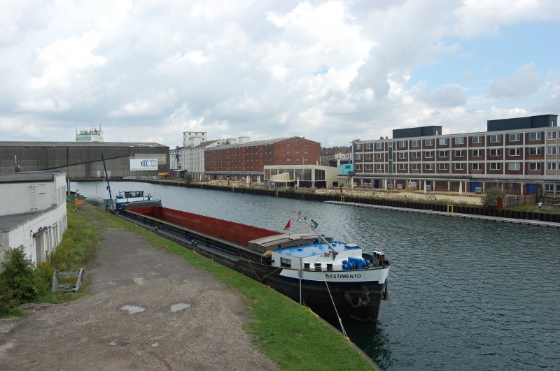 Frachter Bastimento an Anlegestelle im Dortmunder Hafen.(18.08.2008)