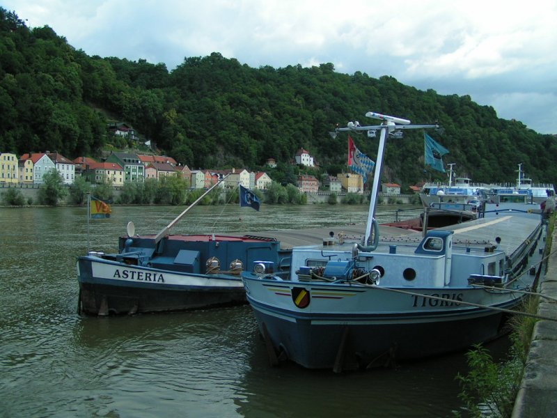 Frachtkähne ASTERIA u. TIGRIS liegen am Hafen Passau 070623