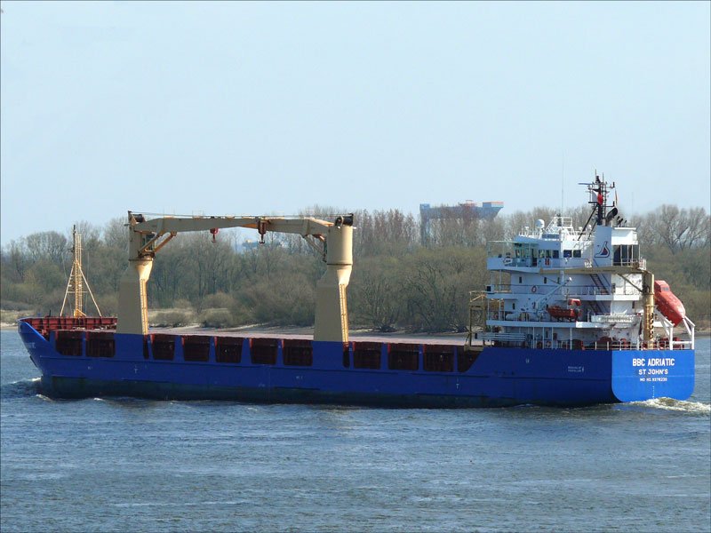 Frachtschiff BBC Adriatic, St. John´s, Antigua and Barbuda (IMO-Nummer: 9378230) auf der Elbe bei Blankenese; Hamburg, 05.04.2009
