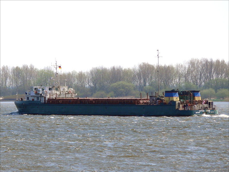 Frachtschiff LITTLE STAR, Batumi (IMO-Nr. 8897813), L 86 m; B 12 m; Flagge: Georgien; auf der Elbe bei Blankenese; Hamburg, 10.04.2009
