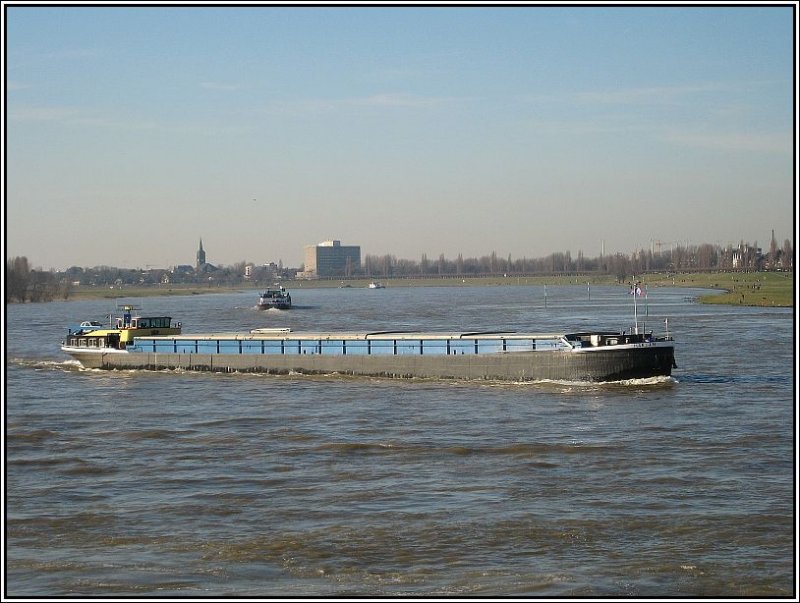 Frachtschiff MS  Marjan , aufgenommen am 10.02.2008 von der Rheinpromenade in Dsseldorf aus. 