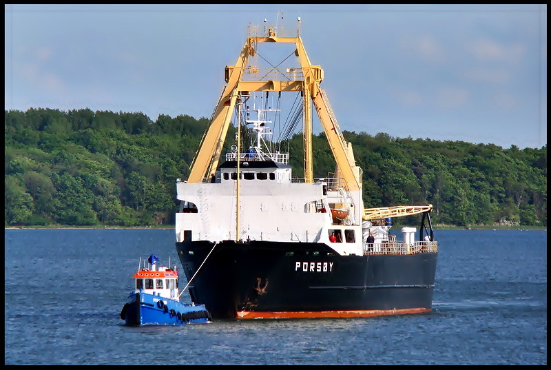 Frachtschiff Porsoy und Schlepper Stralsund im Anlauf auf die Durchfahrt der Ziegelgrabenbrcke.     Stralsund am 22.05.09