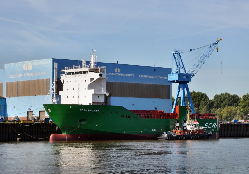 Frachtschiff  Scan Britania  - ein halbes Schiff auf der Weser - Rolandwerft in Berne - am 23.08.09