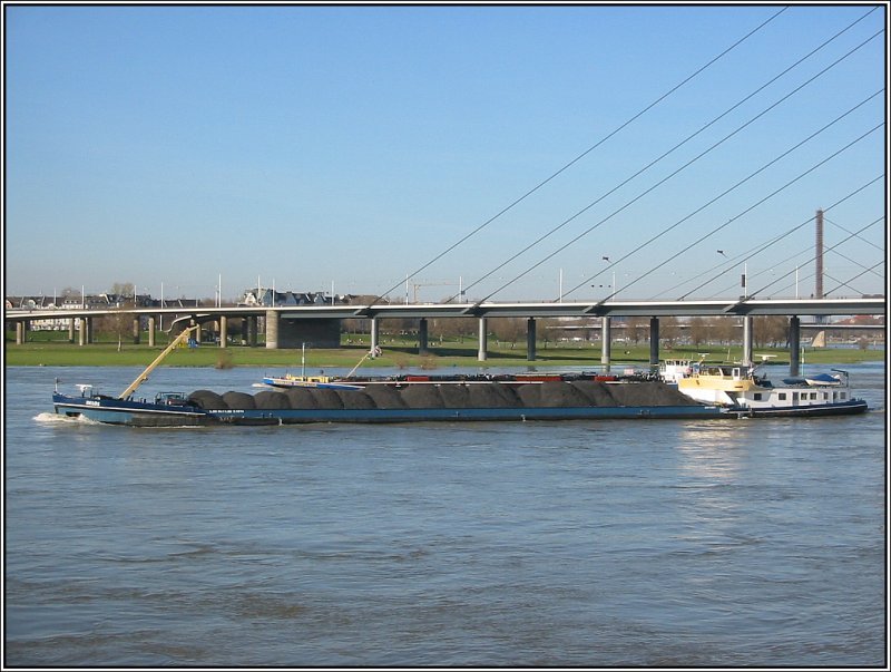 Frachtschiffe auf dem Rhein in Dsseldorf am 11.03.2007.