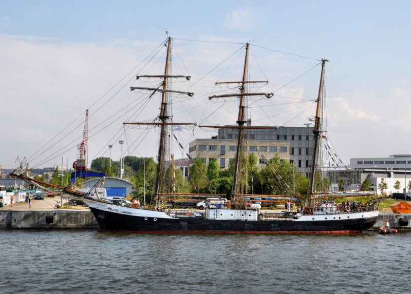  Fridjof Nansen  Drei-Masttoppsegelschoner  g. 52m - Br.6,80m - Tg. 3,20m - 260 PS- Segelflche 850 m2 am 07.08.09 auf der Hanse Sail 