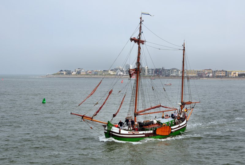 Friesische Spritsegel-Smarck (Stahl)  Gesine von Papenburg  am 20.09.09 vor Norderney. Lg.28,95m - Br.5,40m - Tg.1,50m - Segelflche 293 m2 - 240 PS - Heimathafen Papenburg.