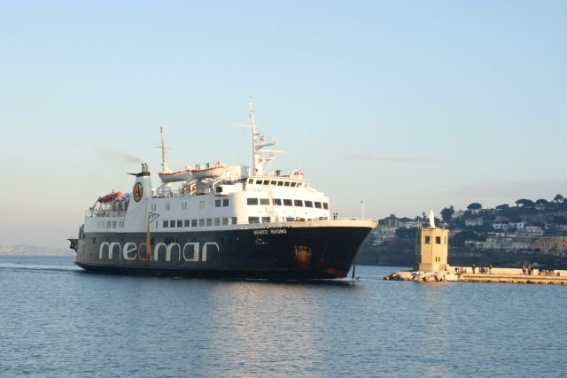 F/S  Bento Buono  luft in den Hafen von Casamicciola Terme auf Ischia ein; 19.01.2008 