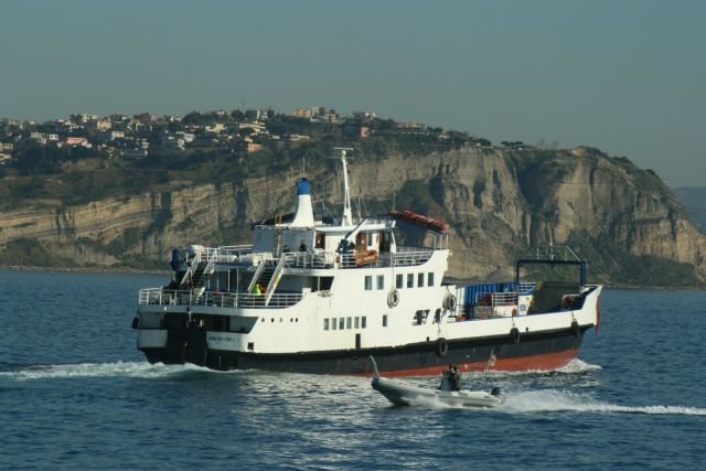 F/S  Casamicciola Terme I  verlsst Procida und nimmt Kurs auf Pozzuoli; 26.01.2008