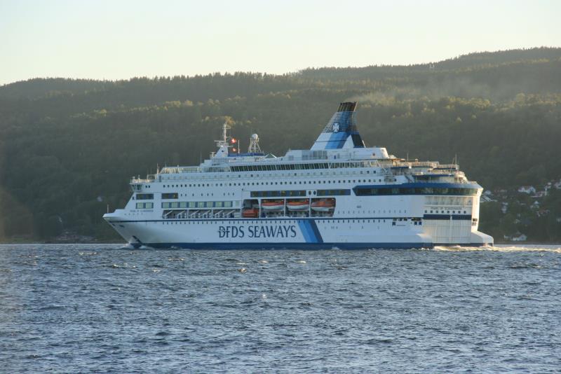 F/S  Crown of Scandinavia  im Olsofjorden vor Drbak; 17.09.2009