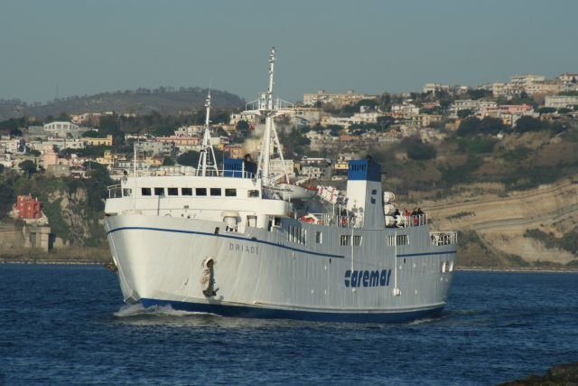 F/S  Driade  luft auf dem Weg von Pozzuoli nach Ischia den Hafen von Prochida an; 26.01.2008